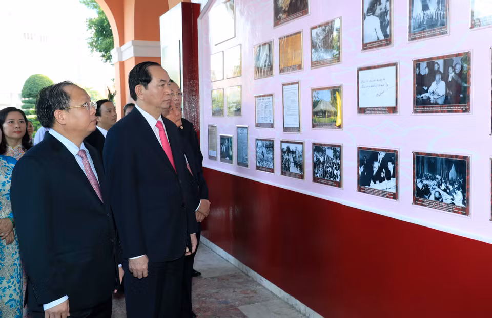 陈大光主席在胡志明博物馆参观“胡志明——最美的名字”专题图片展。（图片来源：越通社）