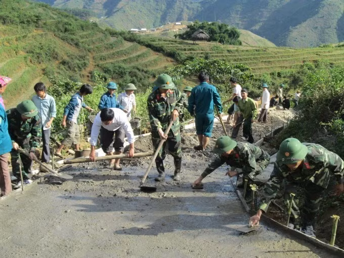 越南人民军帮助人民建设乡村道路。（图自越通社）