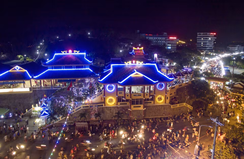在巴地头顿省龙田县龙海镇姑营（Dinh Cô）--龙海（丽姑）遗迹区举行的姑营--龙海（丽姑）庙会。图自越通社