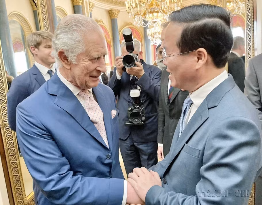 越南国家主席武文赏赴英国伦敦出席英国国王查尔斯三世和王后卡米拉的加冕典礼期间会见了英国国王查尔斯三世。图自越通社