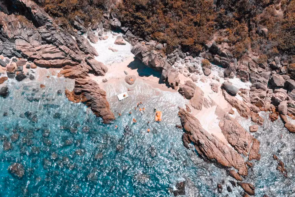 前海滩是朝着大陆方向的白沙滩。后海滩则是堆叠在一起的巨大岩石，形状奇特，令人印象深刻。图自越通社