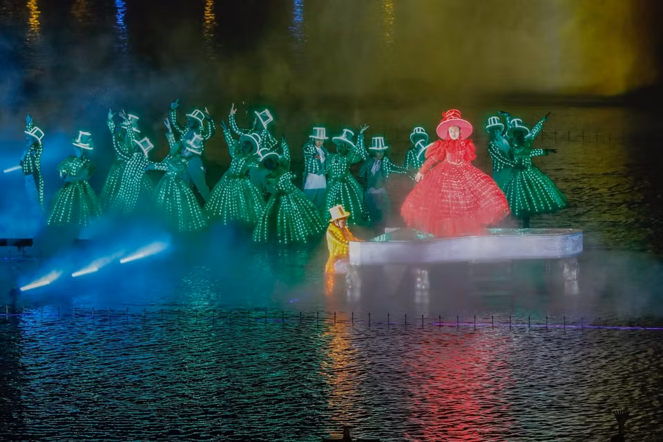 在创意水秀《威尼斯之色》上，乘坐贡多拉编队前来参加舞会的人们穿戴着用LED灯装扮一新的戏服和面具，营造威尼斯狂欢节气氛。图自vnexpress.net
