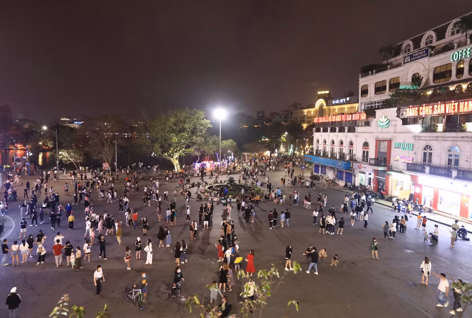 众多人前往还剑湖步行街区游玩。图自越通社