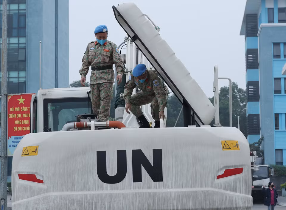 1号工兵队启程执行联合国维和任务之前对机械设备进行检查。图自越通社