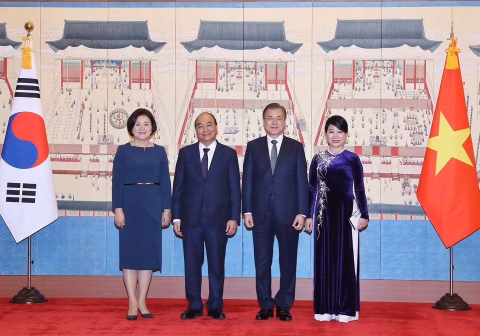 韩国总统文在寅与夫人欢迎阮春福总理与夫人。越通社记者 统一 摄