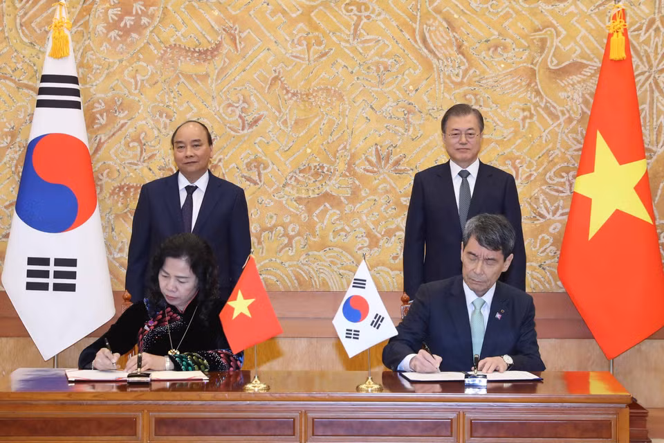 阮春福与文在寅共同见证越南财政部与韩国产业银行（KDB）关于提高越南发展银行运营能力的合作备忘录签字仪式。越通社记者 统一 摄