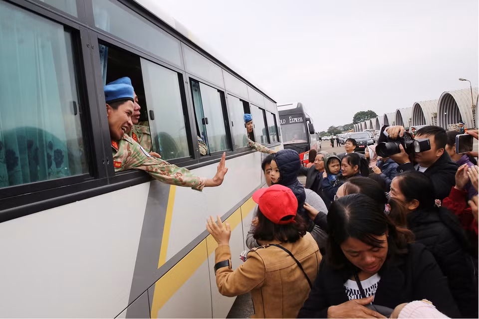 二号二级野战医院干部战士们与亲人和同事们分别，前往联合国驻南苏丹特派团执行任务。越通社记者 杨江 摄