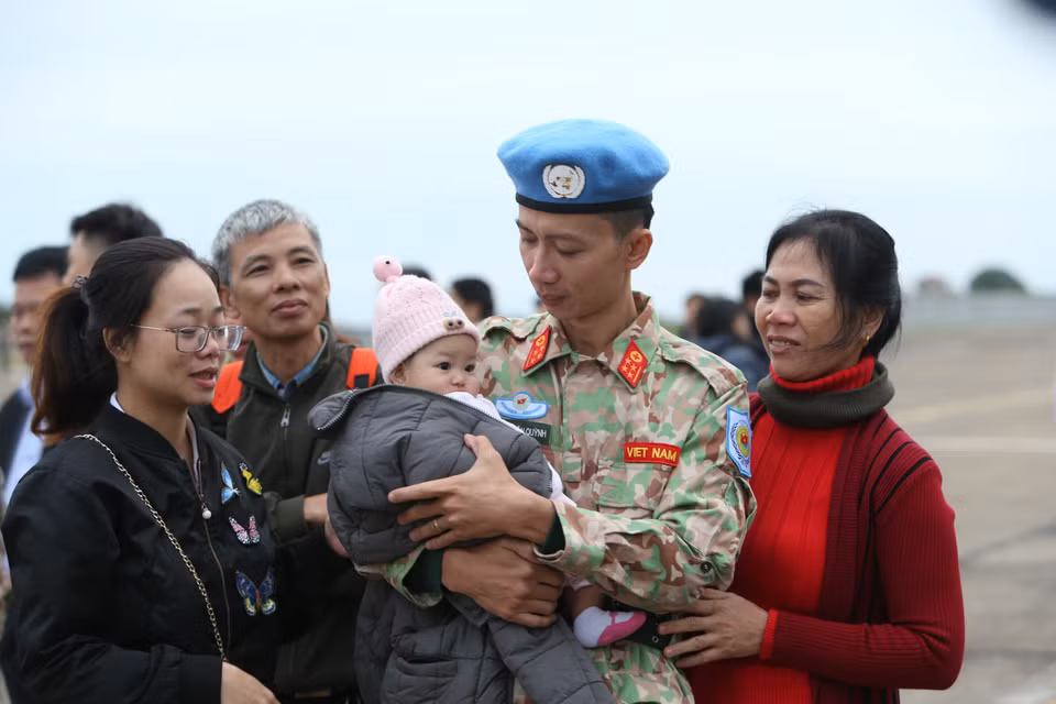 即将赴南苏丹执行任务的阮文琼大尉在内排国际机场向亲人辞行。越通社记者 杨江 摄
