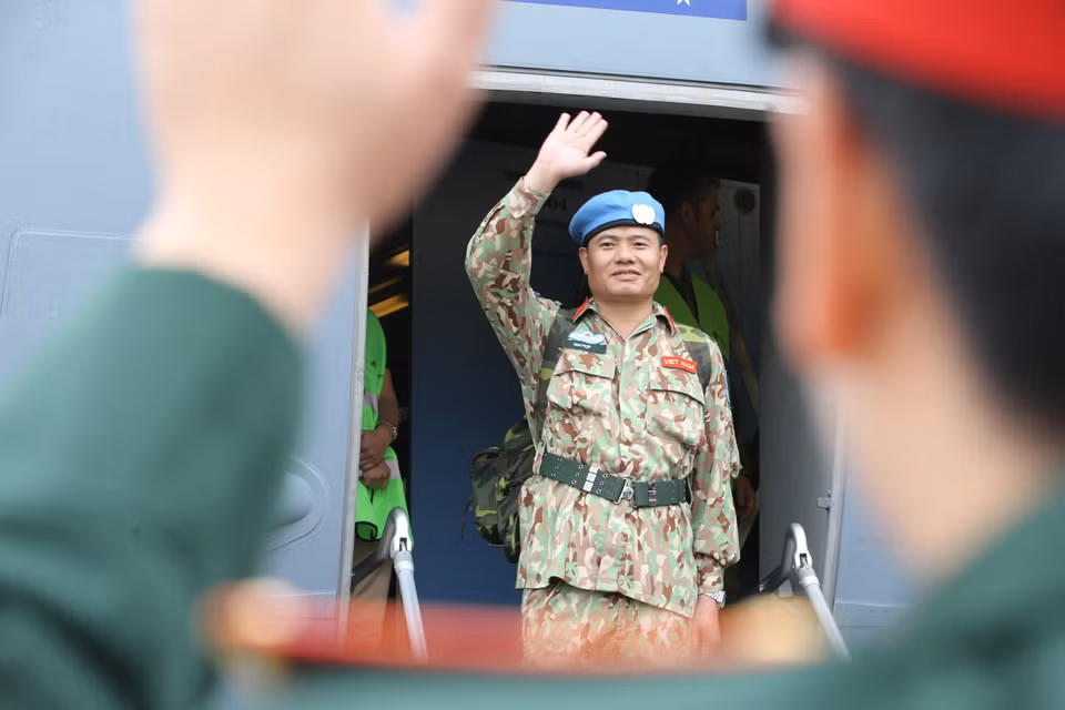 二号二级野战医院干部战士们与亲人和同事们分别，前往联合国驻南苏丹特派团执行任务。越通社记者 杨江 摄