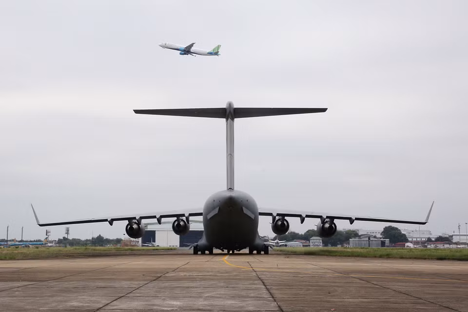 澳大利亚皇家空军C-17环球霸王III（C-17A Globemaster III）运输机承载越南二号二级野战医院第一小组的28名干部、人员和设备前往南苏丹执行任务。越通社记者 杨江 摄