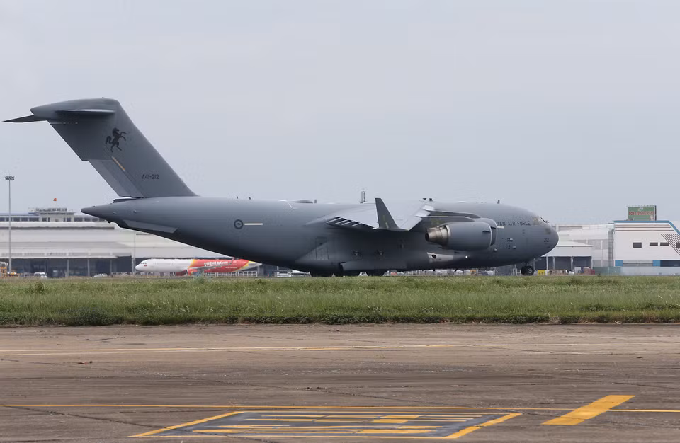 澳大利亚皇家空军C-17环球霸王III（C-17A Globemaster III）运输机承载越南二号二级野战医院第一小组的28名干部、人员和设备前往南苏丹执行任务。越通社记者 杨江 摄