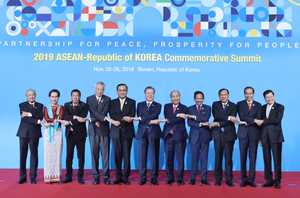 越南政府总理阮春福、韩国总统文在寅以及出席会议的各国代表团团长的合影。越通社记者 统一 摄