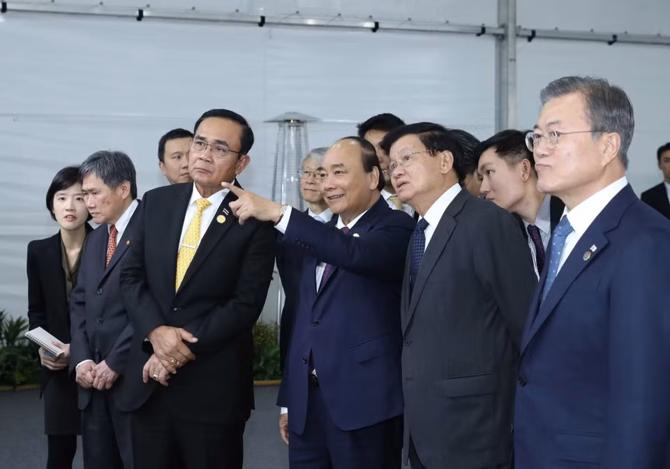 越南政府总理阮春福、韩国总统文在寅、老挝总理通伦•西苏里、泰国总理巴育、东盟秘书长林玉辉参观展览。越通社记者 统一 摄
