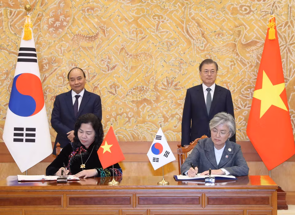 阮春福与文在寅共同见证越南与韩国避免双重课税协定修改议定书的签字仪式。越通社记者 统一 摄