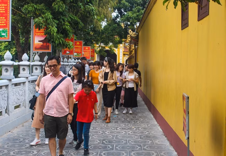 走过漫长岁月，镇国寺不仅是吸引众多佛教徒和国内外游客前来拜佛的神圣、清净的佛教中心，而且也是为西湖水岸空间燃点浪漫的一处名胜。图自Vietnam+