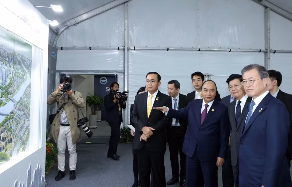 越南政府总理阮春福；韩国总统文在寅；老挝、泰国总理；东盟秘书长林玉辉参观展览。越通社记者 统一 摄