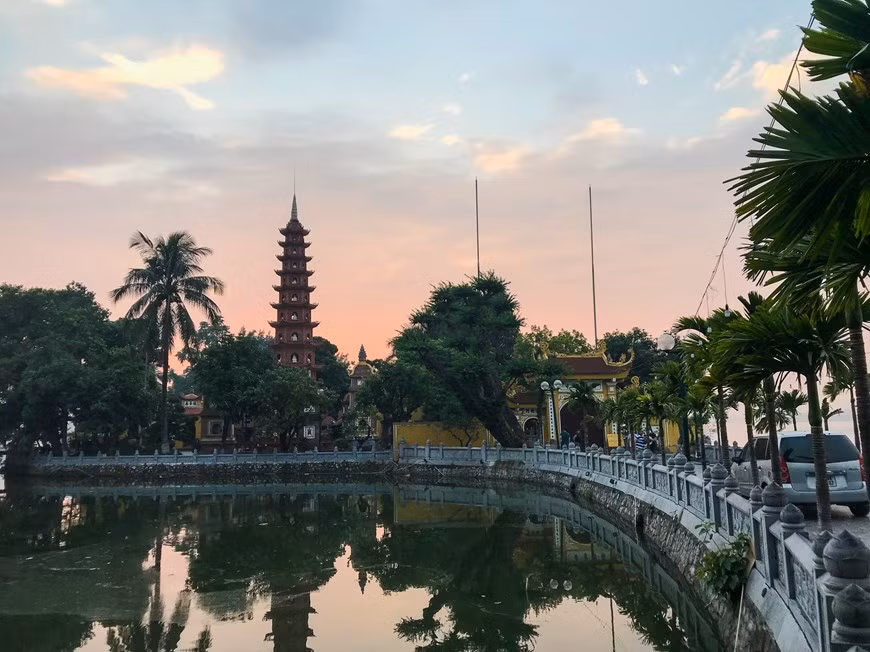 镇国寺位于西湖东岸，被视为河内最古老的寺庙，拥有1500年历史。图自Vietnam+