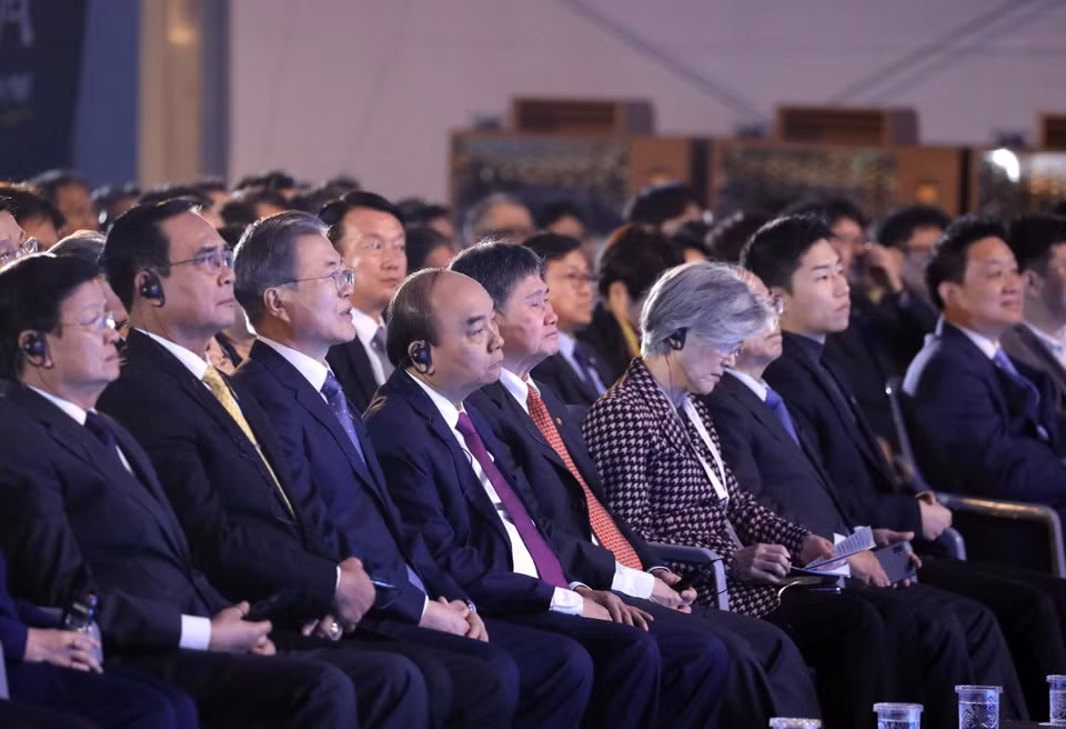 东盟秘书长林玉辉、越南政府总理阮春福、韩国总统文在寅、老挝总理通伦•西苏里、泰国总理巴育同代表们出席仪式。越通社记者 统一 摄