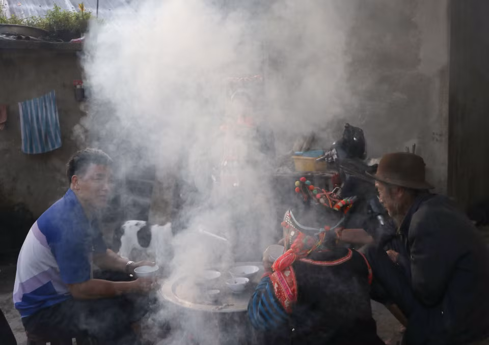 莱州省芒齐县秋垄乡秋垄村哈尼族同胞的开年饭。越通社记者 贵忠 摄