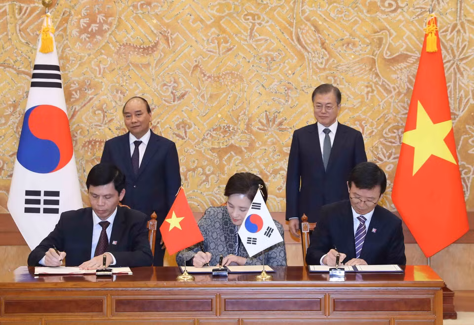 阮春福与文在寅共同见证航行与船员培训领域的合作备忘录签字仪式。越通社记者 统一 摄