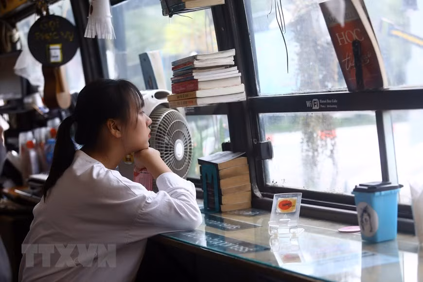 环保巴士咖啡馆还充当一个小型图书馆，提供符合不同年龄的书籍。（越通社记者 辉雄 摄）