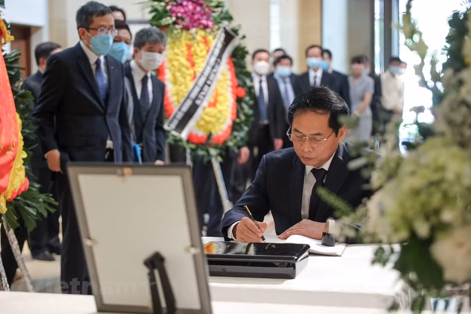 越南外交部长裴清山在纪念簿上留言，吊唁日本首相安倍晋三。安倍晋三已为越南与日本关系的发展，两国人民的利益以及地区乃至世界的和平、繁荣、合作与发展做出了巨大的贡献。在任日本首相时曾经接受越通社记者的采访，安倍晋三表示，在日本人的印象中，越南民族是勤劳、聪明、持之以恒的民族，越南人很热情。这是他希望进一步深化两国之间的关系的原因。图自Vietnam+