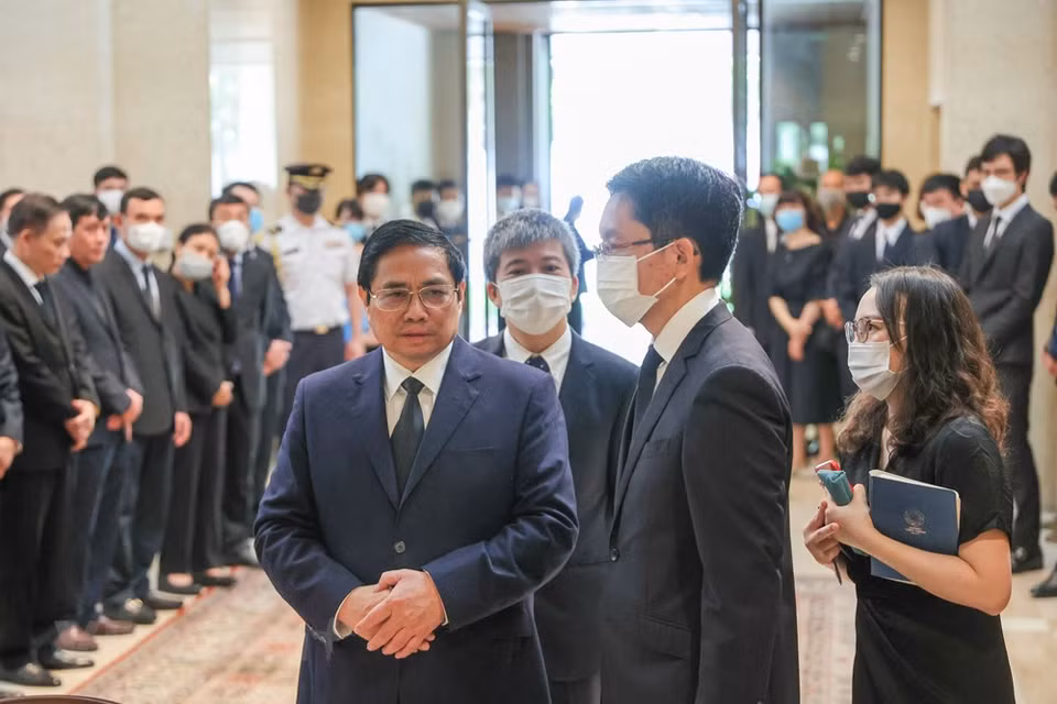 日本驻越南大使馆表示，前首相安倍晋三的吊唁薄将于7月11日和12日9时-17时15分在日本驻越南大使馆设置，给前来吊唁民众留言。在近8年的首相任职期间，在安倍晋三的领导下，越日两国关系在各领域呈现蓬勃发展势头。2014年，两国关系提升至致力于亚洲和平与繁荣的纵深战略伙伴关系。2017年，日本是越南最大官方发展援助国，第二大投资来源国和第四大贸易伙伴。图自Vietnam+