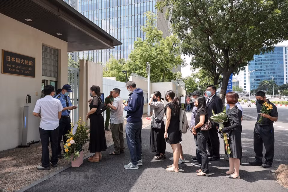 一大早，诸多越南人已前往日本驻越南大使馆前排队，等待进入吊唁日本前首相安倍晋三。在政治生涯中，安倍晋三多次访问越南。特别是在担任日本首相期间，他已四次访问越南。安倍晋三对越南国家和人民以及越日两国战略伙伴关系的特殊感情和宝贵支持，是越日两国未来关系的宝贵财富。 在他担任日本首相期间，越日友好合作关系进入了新阶段，实现良好发展，留下了深刻的烙印。图自Vietnam+
