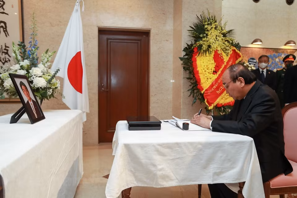 越南国家主席阮春福在吊唁簿上留言，吊唁日本首相安倍晋三。安倍晋三阁下已为越南与日本关系的发展，两国人民的利益以及地区乃至世界的和平、繁荣、合作与发展做出了巨大的贡献。安倍晋三在任日本首相时于2019年2月接受越通社记者采访表示，在日本人的印象中，越南民族是勤劳、聪明、持之以恒的民族，越南人很热情。这是他希望进一步深化两国之间的关系的原因。图自Vietnam+