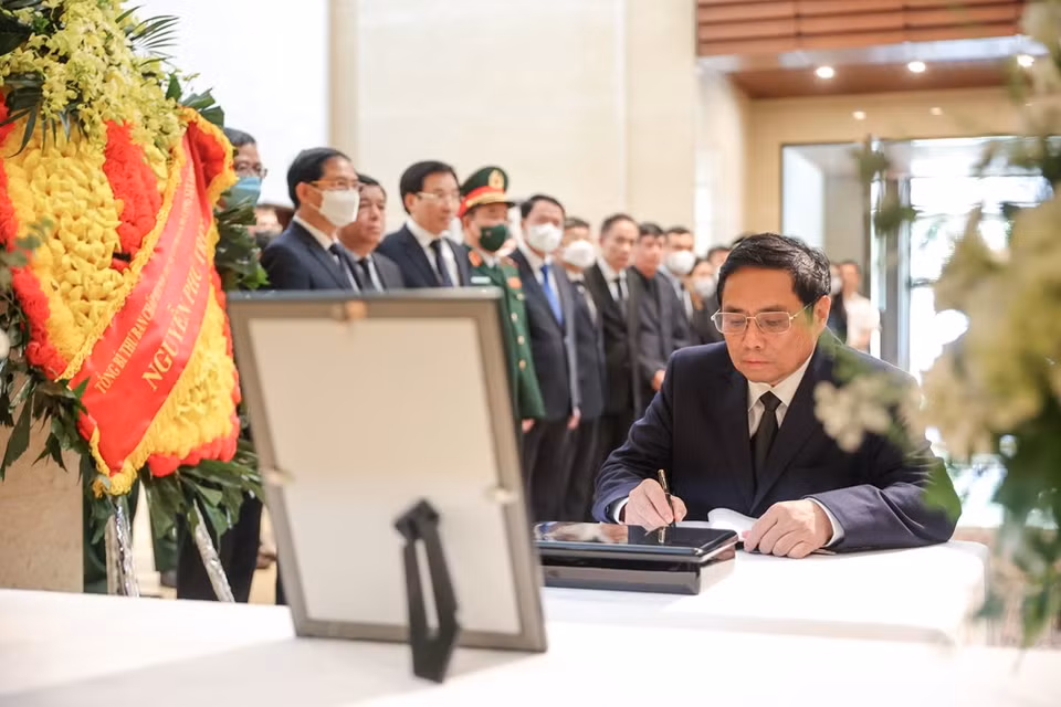 越南政府总理范明政在吊唁簿上写道，越南领导人和人民为越南领导人和人民的伟大、亲密的朋友--安倍晋三逝世而感到深切哀悼，范明政总理代表越南党、国家和人民，向日本自民党、日本政府、日本人民和安倍晋三先生的家属表达最深切的哀悼。安倍晋三先生的逝世不仅是日本的重大损失，也是包括越南在内的国际社会的重大损失。图自Vietnam+