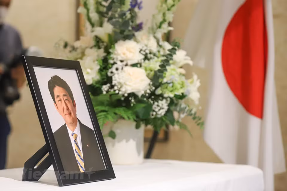 7月11日，日本驻越大使馆设置吊唁簿，让越南民众前来吊唁日本前首相安倍晋三。7月8日下午，日本前首相安倍晋三在日本以西奈良县奈良医科大学附属医院逝世。此前，当天中午，在他正在奈良市为执政党自由民主党一名候选人开展竞选活动时遭枪击。该事件已让日本乃至包括越南在内的世界各国震惊。图自Vietnam+