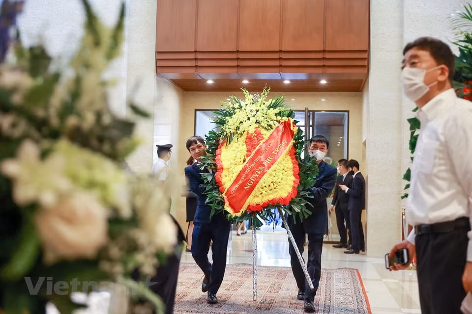 越南政府总理范明政代表越南高级领导前往日本驻越大使馆吊唁并在吊唁簿上留言。越南领导人都认为，在长期担任日本首相期间，安倍晋三先生在建设和巩固越日纵深战略伙伴关系留下了许多特殊而具有意义的烙印；越南领导人和人民一向珍视且永远铭记安倍先生对越南国家、人民以及越日之间友好合作关系给予的特殊感情和宝贵支持。图自Vietnam+