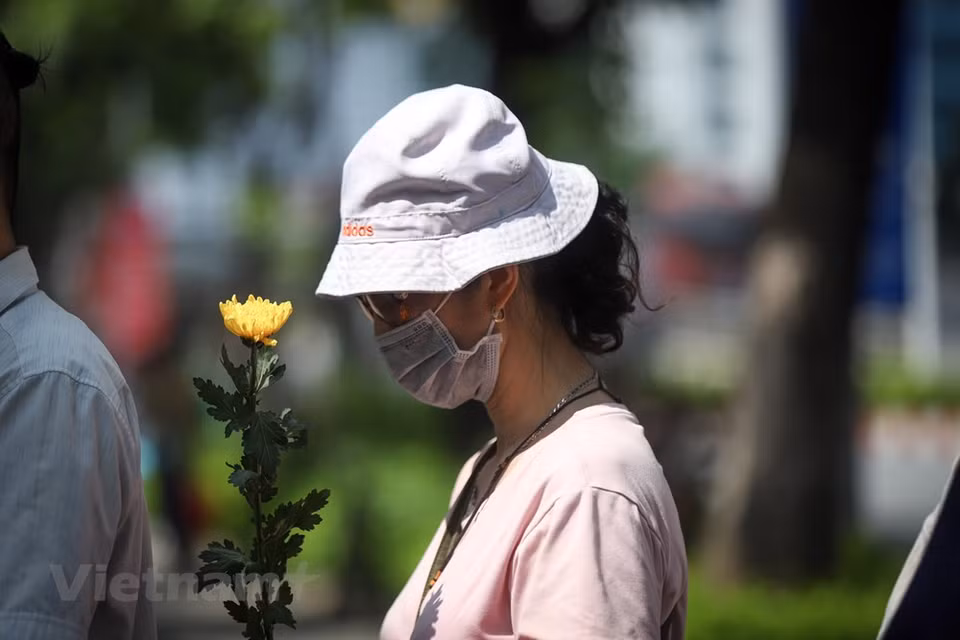 前来吊唁的人潮中，有的曾经在日本工作、学习的越南人，有的只是对日本国家和安倍晋三前首相拥有特别感情的。获悉日本大使馆于7月11日设置吊唁簿，黎氏金慧女士自己骑摩托车近70公里，从巴维县前来吊唁和缅怀日本前首相。她说：“虽然只在电视上看过他，但他对我们国家所作出的贡献让我很敬佩。安倍晋三是越南人民的一位伟大朋友。” 图自Vietnam+