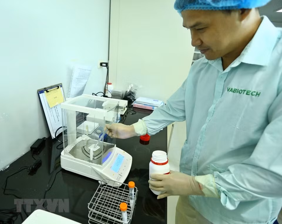 专家们使用仪表制作疫苗。在整个实验过程中，专家们要连续地对疫苗进行评估和调整。越通社记者 明决 摄
