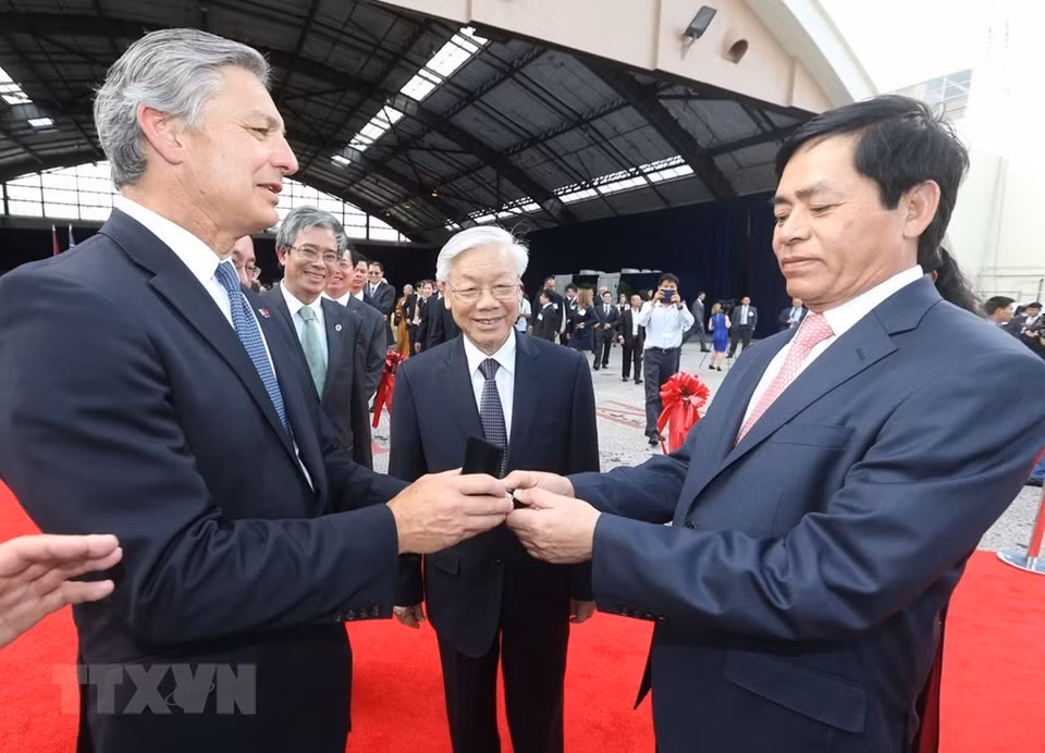 2015年7月6日，越共中央总书记阮富仲见证了美国波音集团代表向越南航空公司代表交付第一架波音787-9梦想客机钥匙。越通社记者 智勇 摄