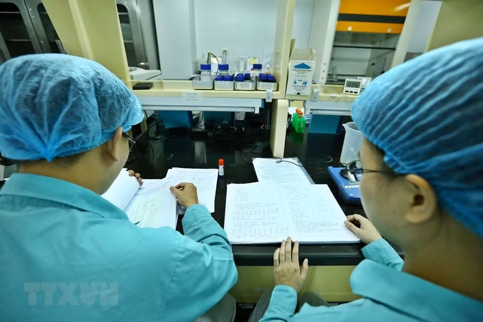 越南卫生部一号疫苗与生物制品有限公司专家小组于今年2月派遣2名专家赴英国，同布里斯托大学配合在两个月内尽快地产生抗原。回到越南之后，该小组继续化一个多月的时间在实验室里进行研究。越通社记者 明决 摄