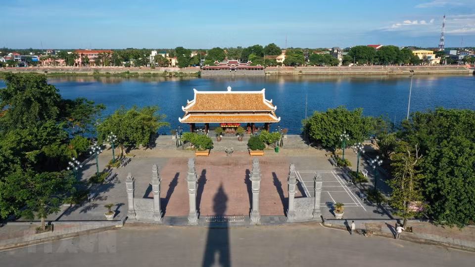 广治市安敦坊石汗江北岸的放花码头-纪念庙。越通社记者 胡求 摄