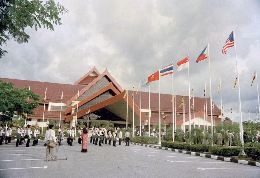 越南国旗同东盟各国国旗在文莱国际会议中心随风飘扬。越通社记者 陈山 摄