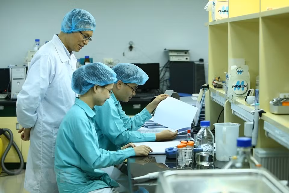 越南卫生部一号疫苗与生物制品有限公司专家小组于今年2月派遣2名专家赴英国，同布里斯托大学配合在两个月内尽快地产生抗原。回到越南之后，该小组继续化一个多月的时间在实验室里进行研究。越通社记者 明决 摄