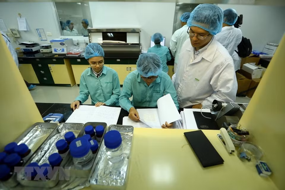 越南卫生部一号疫苗与生物制品有限公司专家小组于今年2月派遣2名专家赴英国，同布里斯托大学配合在两个月内尽快地产生抗原。回到越南之后，该小组继续化一个多月的时间在实验室里进行研究。越通社记者 明决 摄