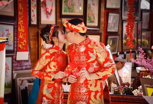 一对夫妇在书法家路拍婚照 （图片来源：越南《人民军队报》）