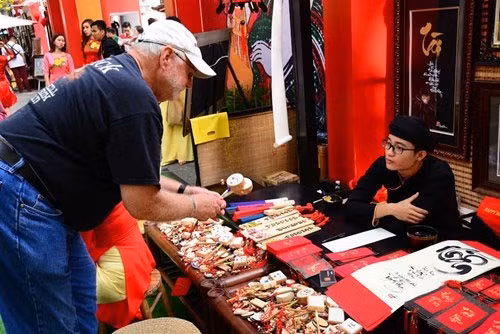 越南传统产品引起国际游客的好奇（图片来源：越南《人民军队报》） 
