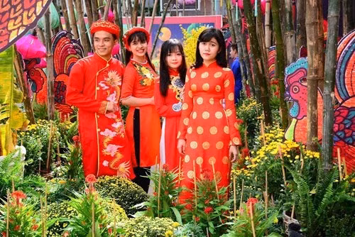 年经人合影留念（图片来源：越南《人民军队报》）