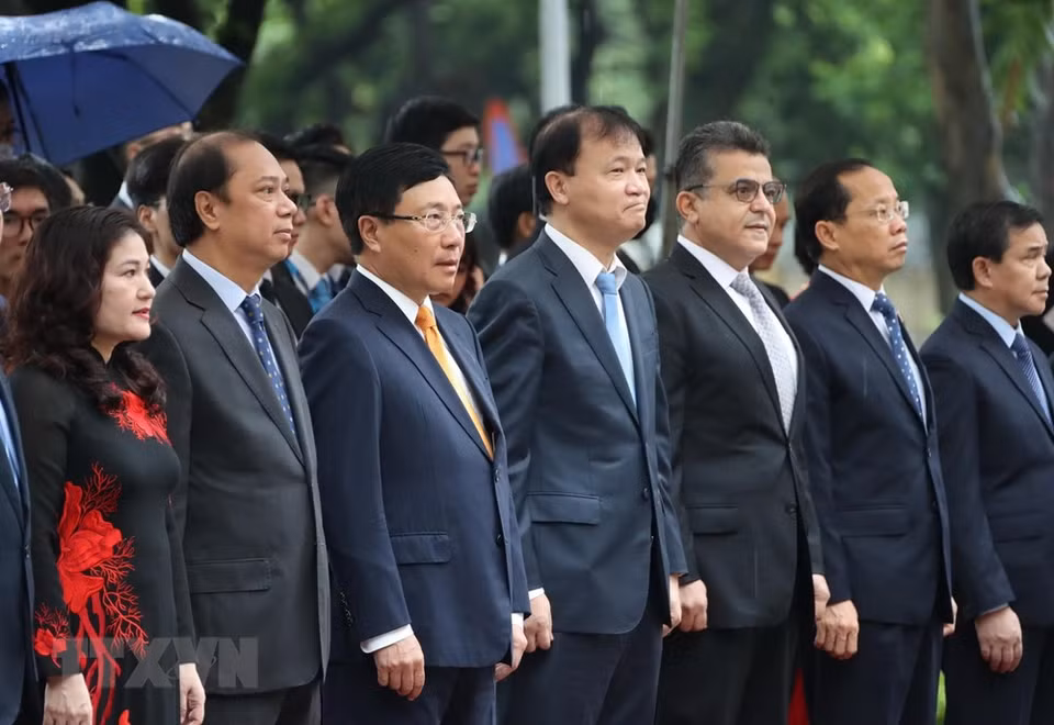 越南政府副总理兼外交部长范平明与各位代表出席东盟会旗升旗仪式。越通社记者 林庆 摄