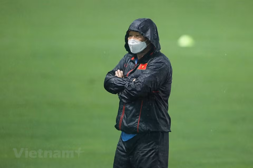 越南男子足球队主教练朴恒绪表示，他对降工资这一问题有思考过，若是有任何调整就与越南足球联合会重新签订合同。越通社记者 福校 摄