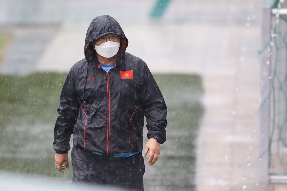 越南男子足球队主教练朴恒绪正遭受由于新冠肺炎疫情影响应不应该降工资的巨大压力。越通社记者 福校 摄