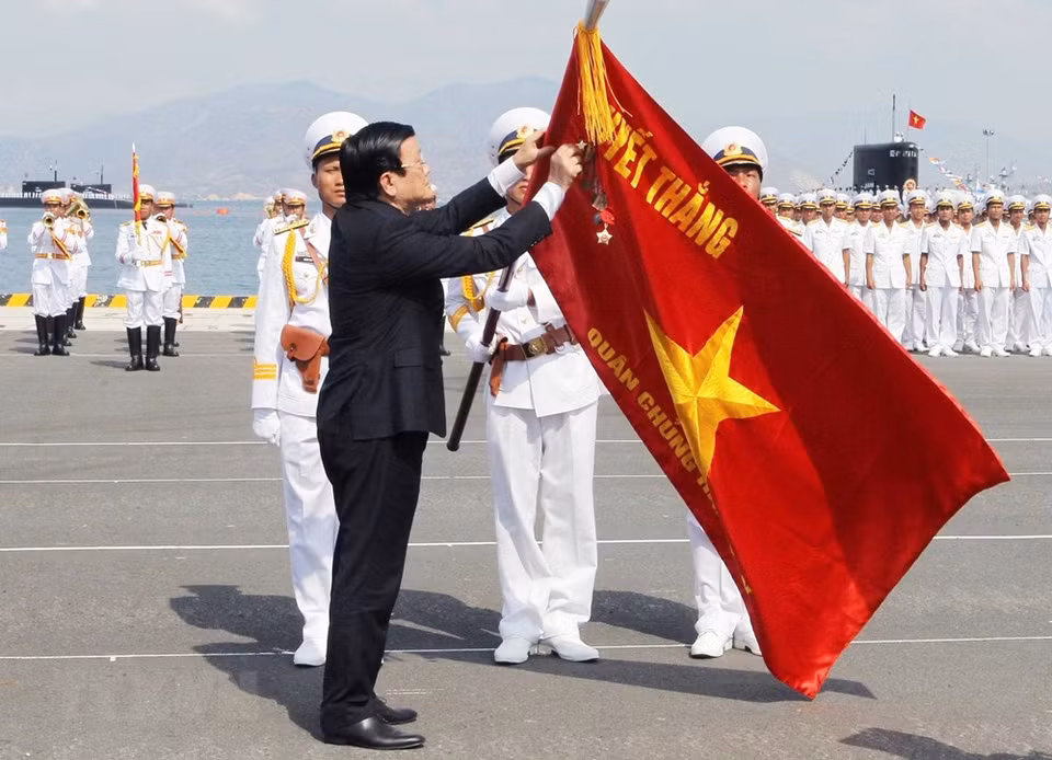 国家主席张晋创2015年5月2日向越南人民海军力量颁发“新时期人民武装力量英雄”荣誉称号。越通社记者 阮康 摄 