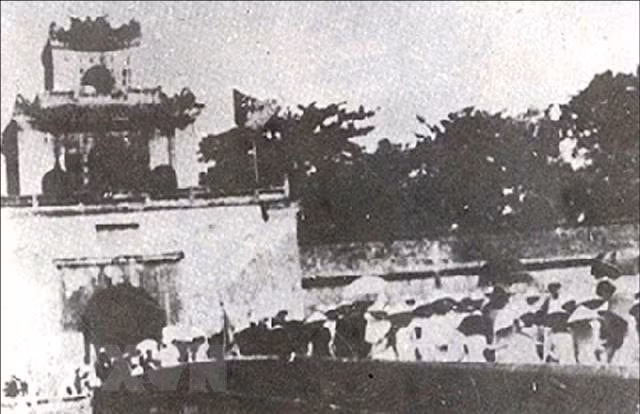 1945年8月23日，承天顺化人民进入上四门。图片来源：越通社