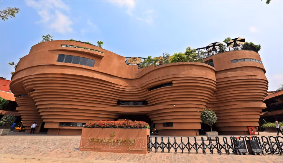 越南钵场陶瓷博物馆以模仿传统陶器陶轮为建筑设计。图自越通社/越南画报