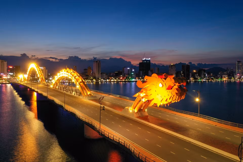 龙桥不仅是岘港市的著名参观景点，也是该市的代表性建筑。图自越通社